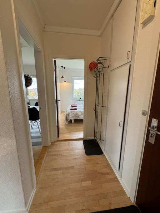 Stor Og Lys Lejlighed I Hjertet Af 霍尔斯特布罗 外观 照片