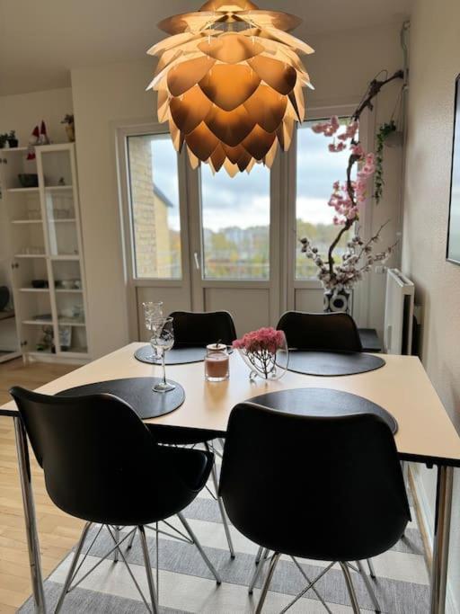 Stor Og Lys Lejlighed I Hjertet Af 霍尔斯特布罗 外观 照片